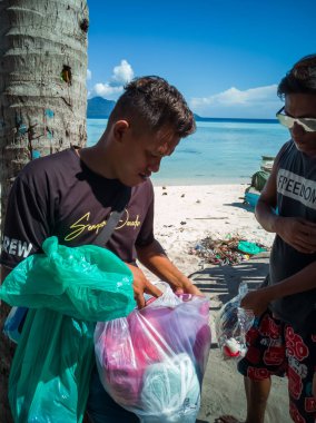 Semporna, Malezya - 26 Kasım 2019: Bajau Laut halkı Sibuan adasındaki köylerinde, Semporna.