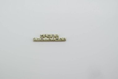 Mutlu Noeller, beyaz arka planda altın zarlarla yazılıyor..