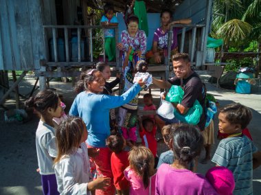 Semporna, Malezya - 26 Kasım 2019: Bajau Laut halkı Sibuan adasındaki köylerinde, Semporna.