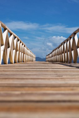 Borneo Sabah Semporna 'daki Bum bum adasının yakınındaki günbatımında tahta köprü..
