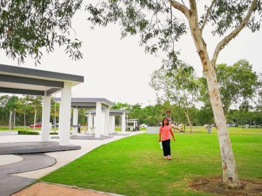 Nilai, Malezya - 30 Kasım 2019: Parkta koşan ve oynayan çocuklar.