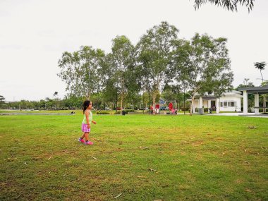 Nilai, Malezya - 30 Kasım 2019: Parkta koşan ve oynayan çocuklar.