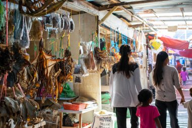 Semporna, Malezya - 28 Kasım 2019: Semporna 'daki yerel bir pazarın görüntüsü.