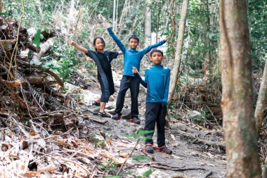 Semporna, Malezya - 26 Kasım 2019: Yeşil ormandaki çocuklar, orman yürüyüşü. Çocuk tatili ve Bohey Dulang Adası 'na seyahat kavramı.