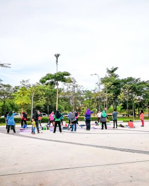 Nilai, Malezya - 30 Kasım 2019: Parkta grup çalışması.