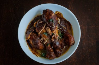 Malezya yemeği Ayam Masak Kicap Kicap ya da siyah soya soslu kızarmış tavuk beyaz kasede.