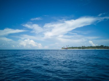 Güzel bir gökyüzünün altında mavi deniz. Semporna Adaları, Borneo, Sabah 'da koyu mavi ve turkuaz..