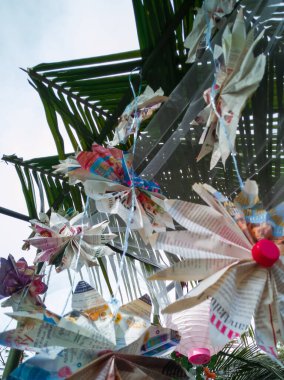 Geri dönüşümlü kağıt, asılı dekor haline getirilmiş. Güncelleme, yeniden kullanım ve yeşillik kavramı. Kağıt geri dönüşümü kavramı.