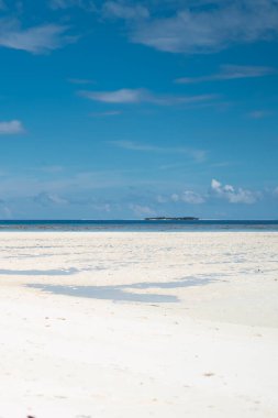 Yaz plaj arka plan. Kum ve deniz ve gökyüzü.