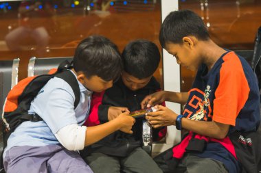 Semporna, Malezya - 27 Kasım 2019: Tawau Havalimanı 'ndaki insanlar uçuşlarını bekliyorlar.