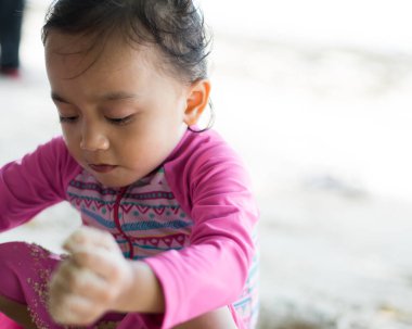Sahilde yürüyen bir çocuğun portresi..