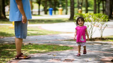 Parktaki Asyalı tatlı kız..