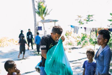 Sibuan, Malezya - 26 Kasım 2019: Köydeki Bajau Laut çocuklarına atıştırmalık ve mal dağıtan ziyaretçiler.