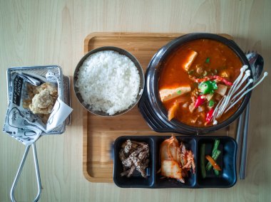 Masada nefis Kore yemekleri servis ediliyor..