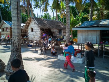 Semporna, Malezya - 26 Kasım 2019: Bajau Laut halkı Sibuan adasındaki köylerinde, Semporna.
