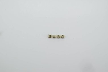 Altın renkli bloklardan yapılmış gizli sözcük.