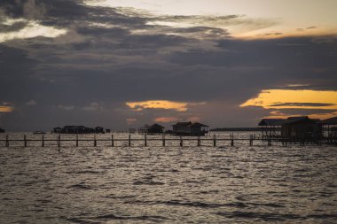 Egang-Egang 'da gün batımı manzarası çok güzel, Bum Adası yakınlarında, Semporna. Sabah, Malezya. Borneo.