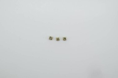 Koşu kelimesi altın renkli bloklardan yapılır.