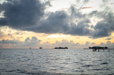 Bulutları ve denizi olan karanlık gökyüzü, Semporna 'da gün doğumu, Sabah, Malezya.