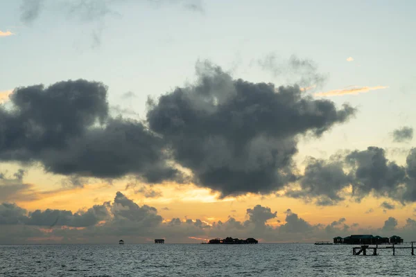 Céu Escuro Com Nuvens Mar Nascer Sol Semporna Sabah Malásia — Fotografia de Stock