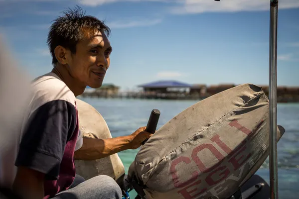 Semporna, Malezya - 28 Kasım 2019: Kayıkçı manevrası ile denizde yüzen tekne.