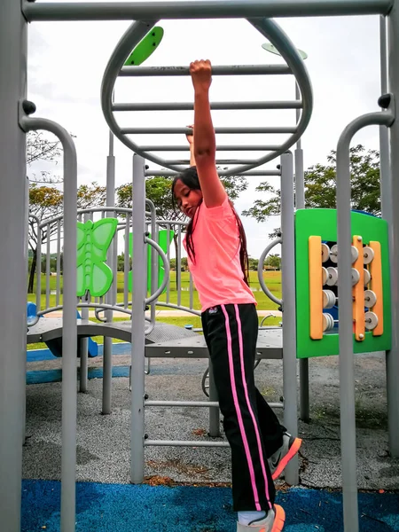 Oyun parkında uzun saçlı güzel bir kız.