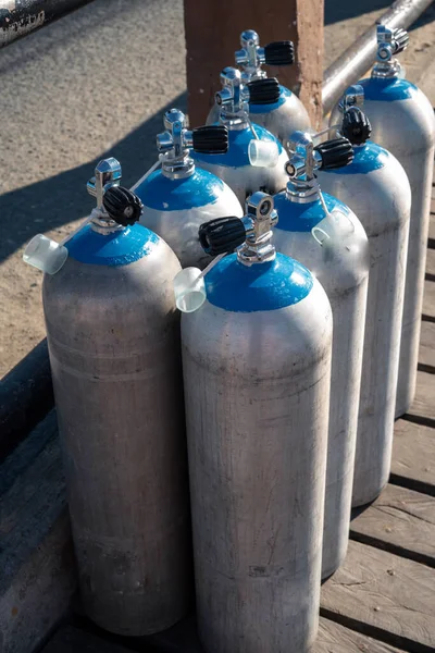 Gelinin üzerine oksijen tüpü yerleştirildi Semporna adasında dalış denizi altında.