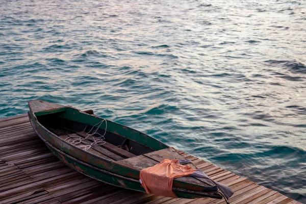 Velho Barco Madeira Sentado Cais Com Vista Para Belo Mar — Fotografia de Stock