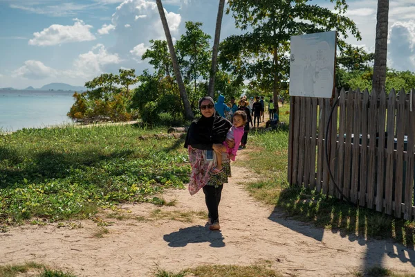 Semporna, Malezya - 26 Kasım 2019: Sibuan Adası, Semporna, Borneo, Sabah, Malezya.