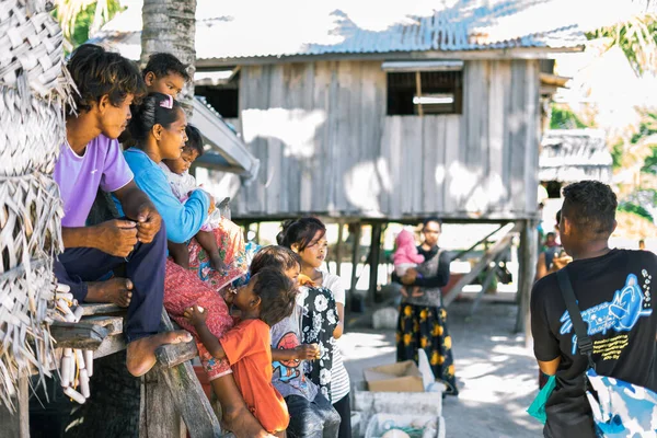Sibuan, Malezya - 26 Kasım 2019: Bajau Laut halkı Sibuan adasındaki köylerinde, ASemporna. Adadaki köylerde yaşıyorlar..
