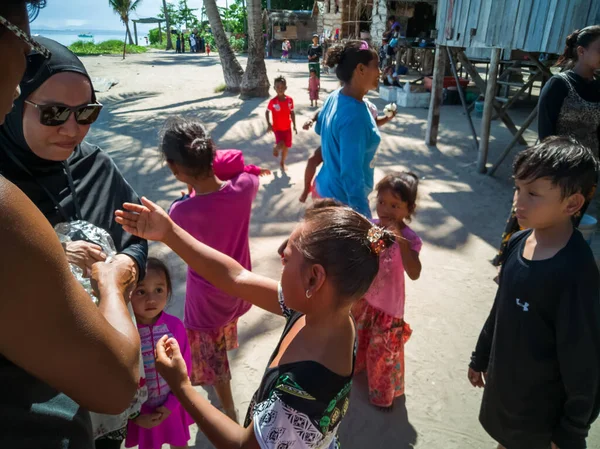Semporna, Malezya - 26 Kasım 2019: Bajau Laut halkı Sibuan adasındaki köylerinde, Semporna.