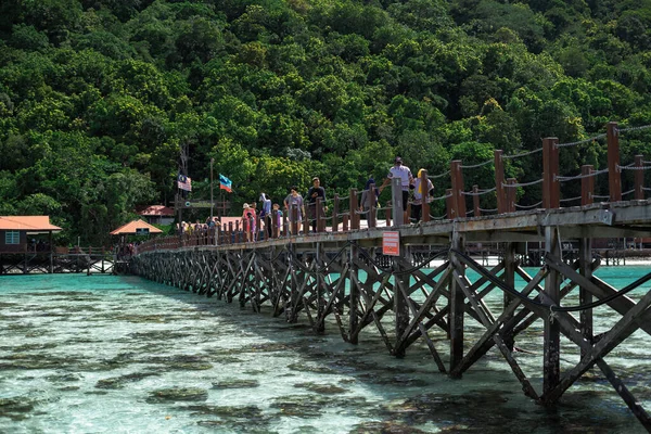 Semporna, Malezya - 26 Kasım 2019: Bohey Dulang Adası 'na giden turistlerle dolu Jetty Köprüsü.