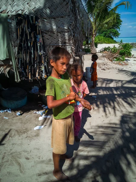 Semporna, Malezya - 26 Kasım 2019: Bajau Laut halkı Sibuan adasındaki köylerinde, Semporna.