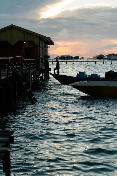 말레이시아 포르나에서 해뜨기 전이른 아침에 일하고 배들의 실루엣 미상의 — 스톡 사진