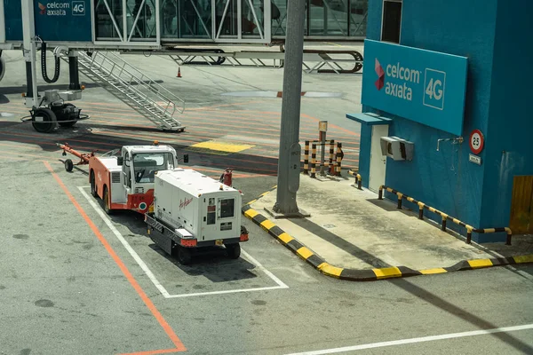 KLIA2, MALAYSIA - 24 Kasım 2019: Havaalanı çalışanları tarafından kullanılan havaalanı taşımacılarının görüntüsü.