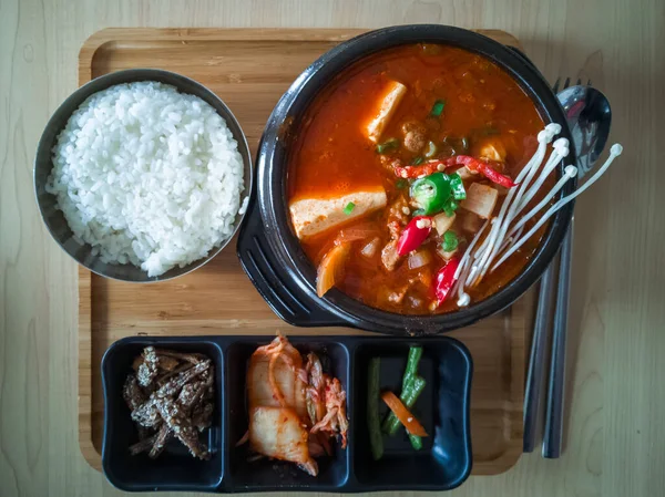 Masada nefis Kore yemekleri servis ediliyor..