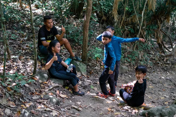 Semporna Μαλαισία Νοεμβρίου 2019 Παιδιά Στο Καταπράσινο Δάσος Πεζοπορία Στη — Φωτογραφία Αρχείου