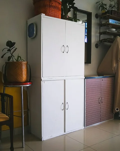 Selangor, Malezya - Aralık 2019: Siyah mobilyalara karşı beyaz dolabı olan beyaz oturma odası.