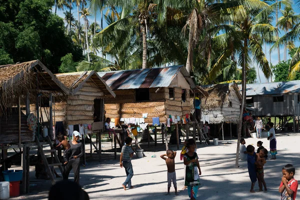Sibuan, Malezya - 26 Kasım 2019: Bajau Laut halkı Sibuan adasındaki köylerinde, ASemporna. Adadaki köylerde yaşıyorlar..