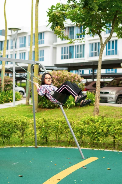 Çocuk parkında oynayan aktif çocuklar. Mutlu ve eğlenceli zaman.