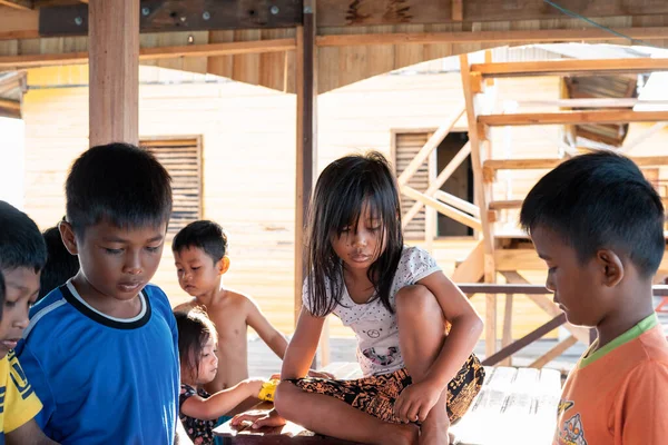 Semporna, Malezya - 27 Kasım 2019: Egang 'daki su dağ evinde birlikte oynayan çocuklar - Egang Pulau Bum, Sabah.