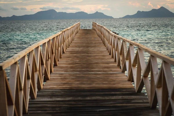 Semporna, Borneo Sabah 'daki Bum bum adasının yakınındaki gündoğumunda tahta köprü..
