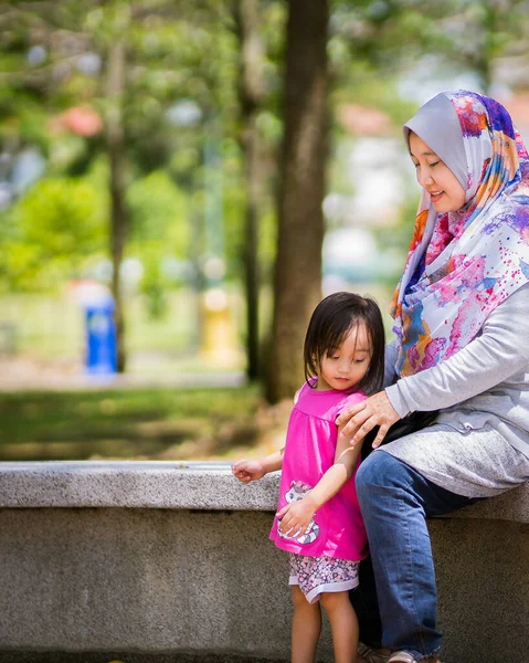 Mãe Muçulmana Filha Nas Escadas Parque Família Amor — Fotografia de Stock