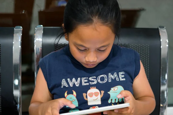 Semporna, Malezya - 27 Kasım 2019: Tawau Havalimanı 'ndaki insanlar uçuşlarını bekliyorlar.