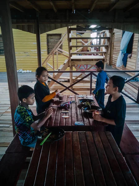 Semporna, Malezya - 25 Kasım 2019: Çocuklar okul tatilinde birlikte oynuyorlar.