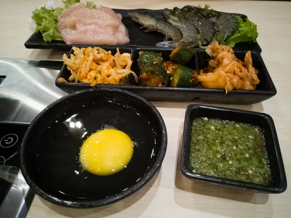 Masada nefis Kore yemekleri servis ediliyor..