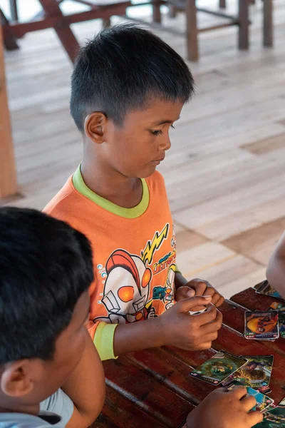 Semporna, Malezya - 27 Kasım 2019: Egang 'da bir çocuğun portresi - Egang Pulau Bum Bum yakınlarında, Sabah.