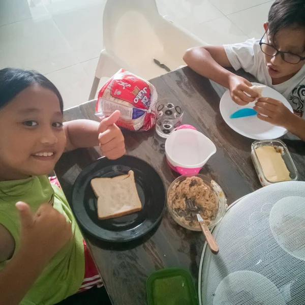 Kuala Lumpur Malaysia November 2019 Kinder Frühstücken Hause — Stockfoto