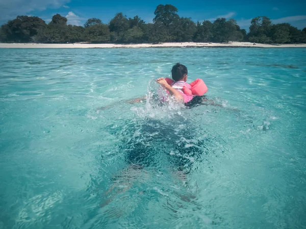 Menschen Mit Schnorchelmaske Tauchen Unter Wasser Mit Tropischen Fischen Meerwasserpool — Stockfoto