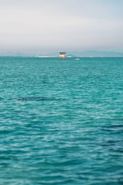 Semporna, Saba 'daki tropikal denizde küçük bir dağ evi.